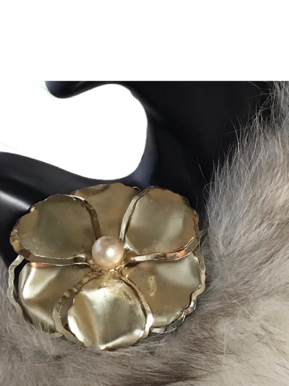 VINTAGE GOLD TONE & FAUX PEARL FLORAL SHAPED BROOCH